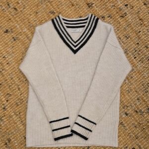 Arizona Jean Co] Cream and Black V-Neck Sweater